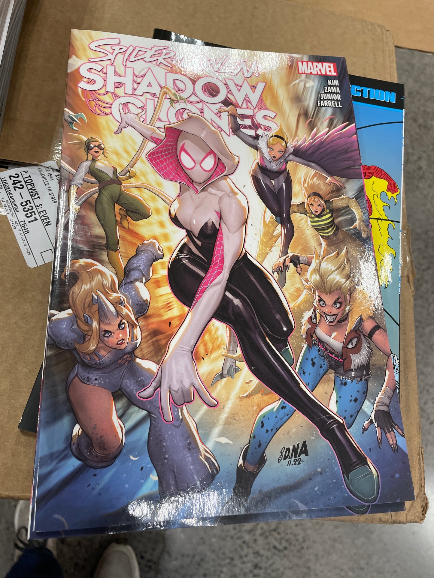 Spider gwen Shadow Clones Marvel graphic novel