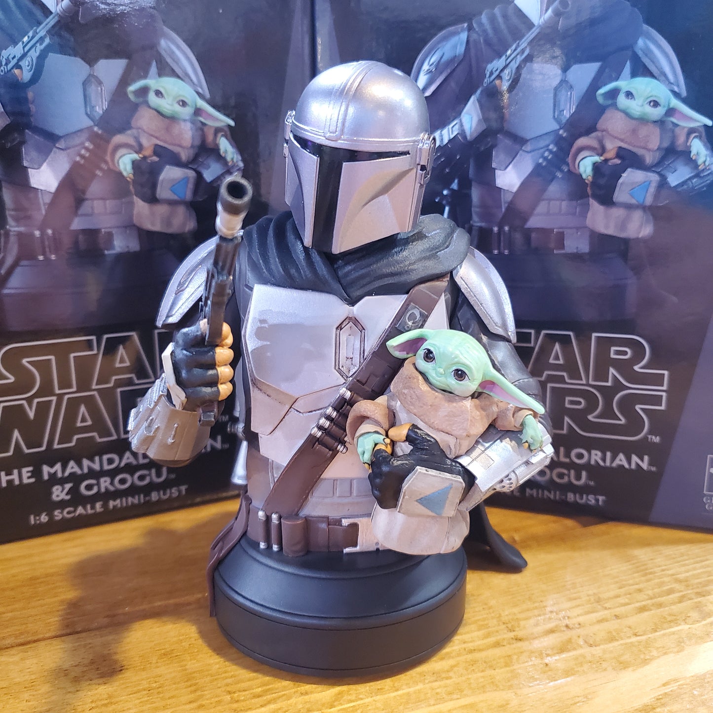 Star Wars - The Mandalorian & Grogu - 1:6 Scale Mini-Bust by Diamond Select Toys