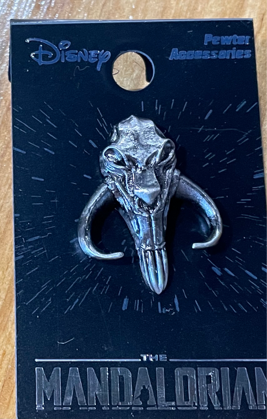 The mandalorian skull signet pewter lapel pin Star wars
