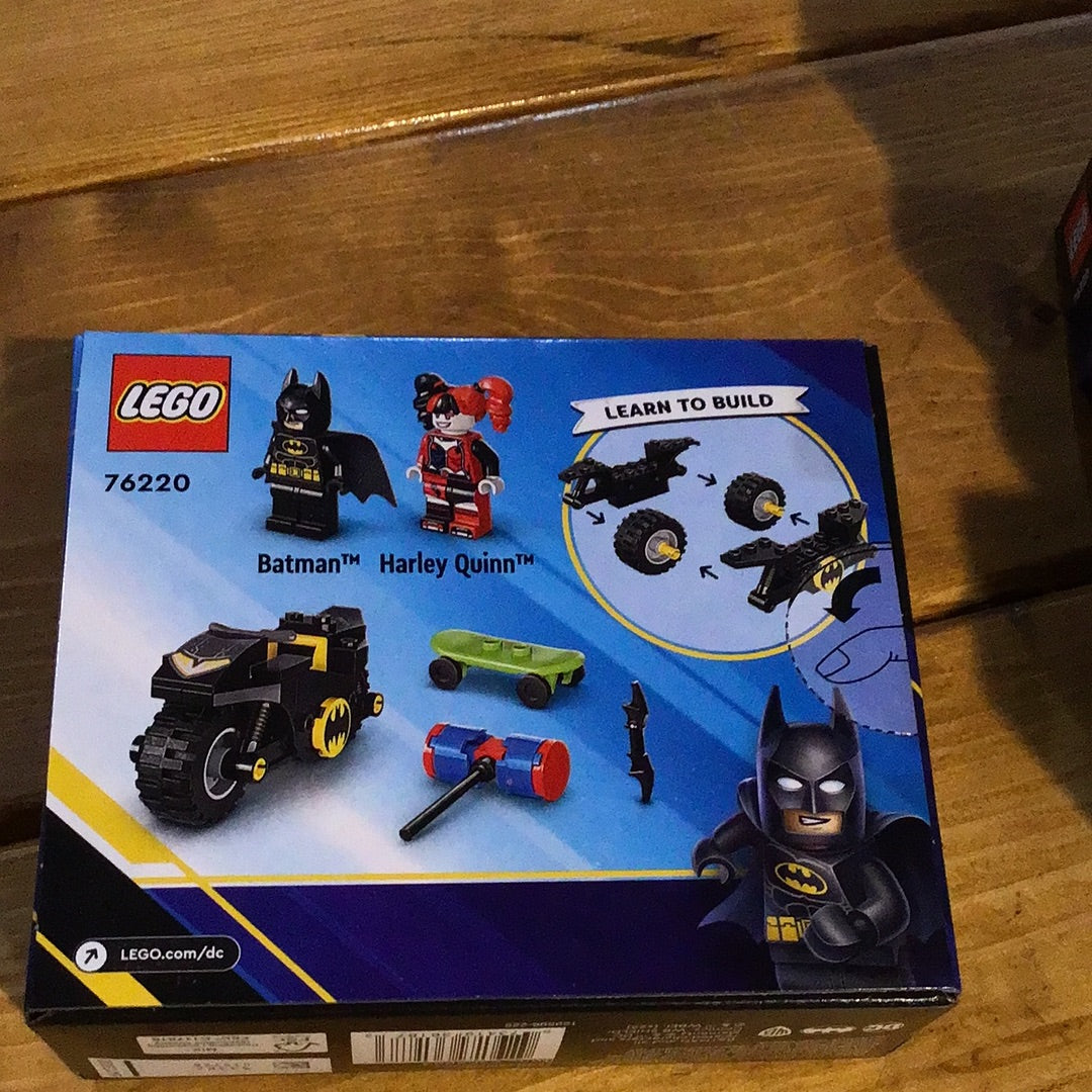 LEGO Batman versus Harley Quinn 76220